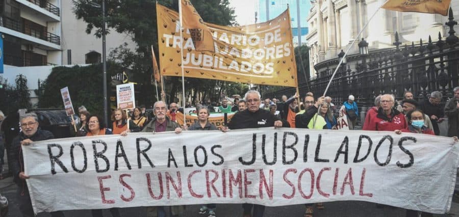 Jubilados y jubiladas marchan a Plaza de Mayo contra el veto a la movilidad jubilatoria